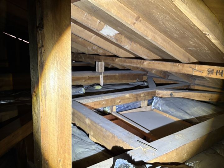 小屋組周辺の変色跡