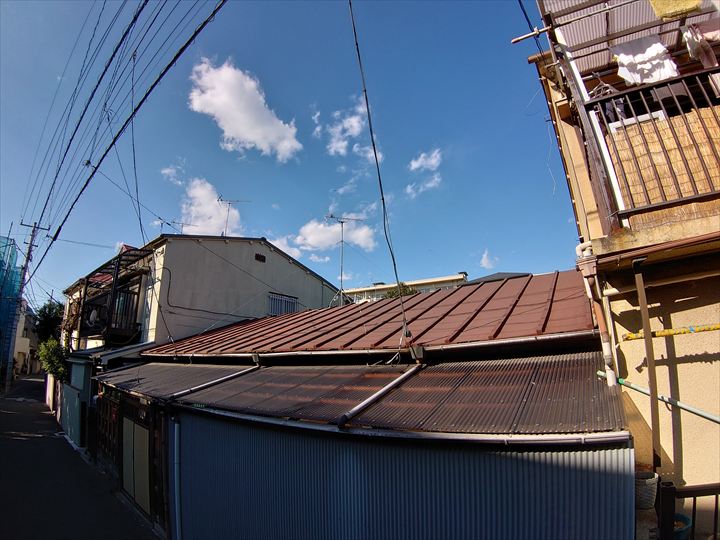 瓦棒葺き屋根の外観
