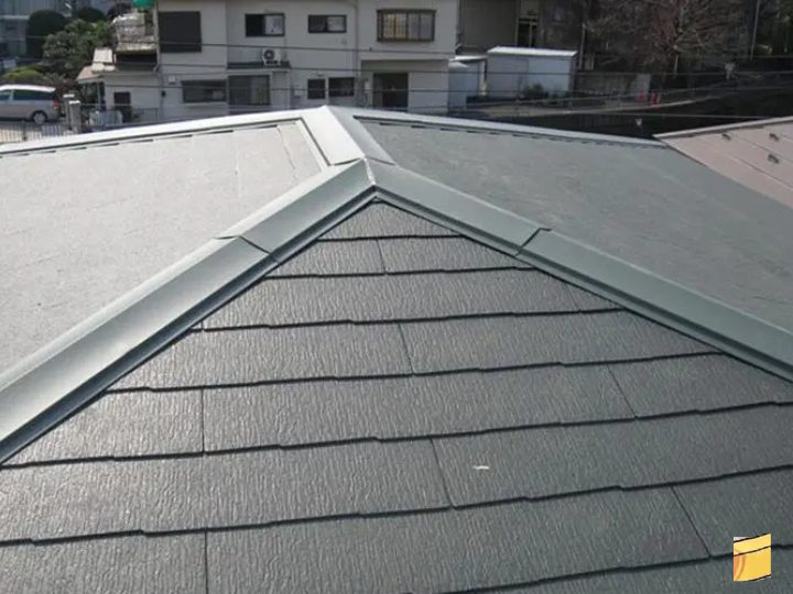 グレーの屋根材が使用された屋根