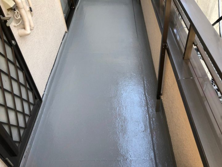 トップコートが施されたベランダ