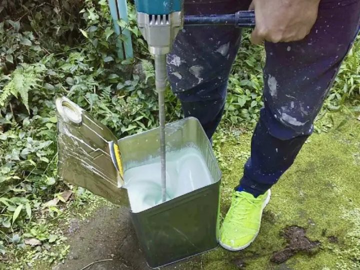 塗料を混ぜ合わせる様子