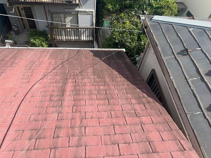 広い屋根面の色あせ
