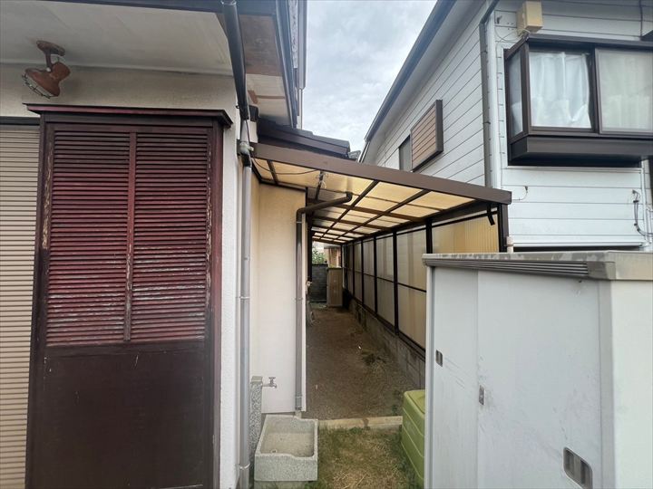 建物側面の波板通路屋根