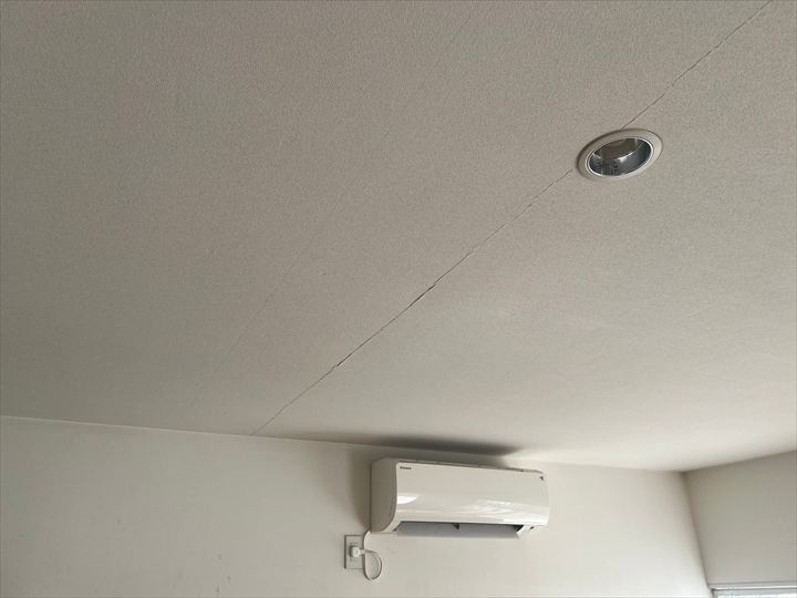 天井継ぎ目の雨染み