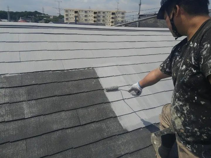 屋根塗装における下塗り作業