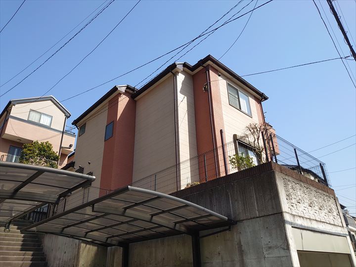 高台に建つ住宅全景