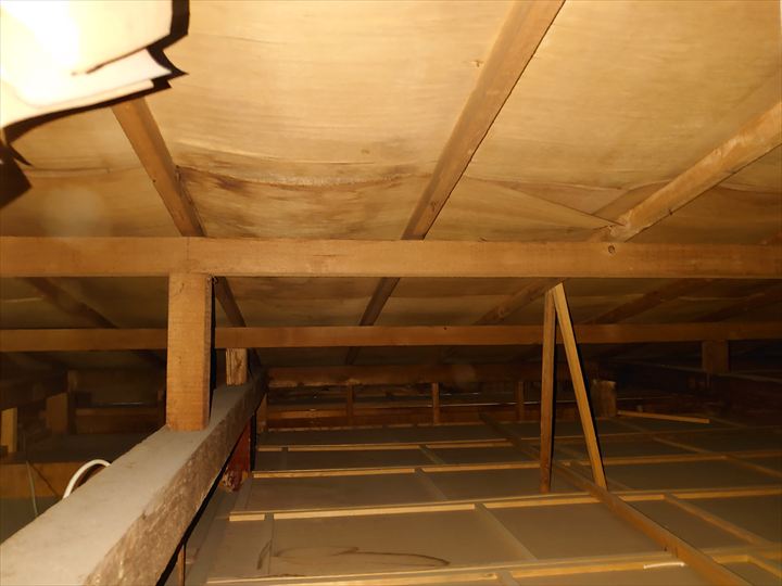小屋裏の野地板の雨染み