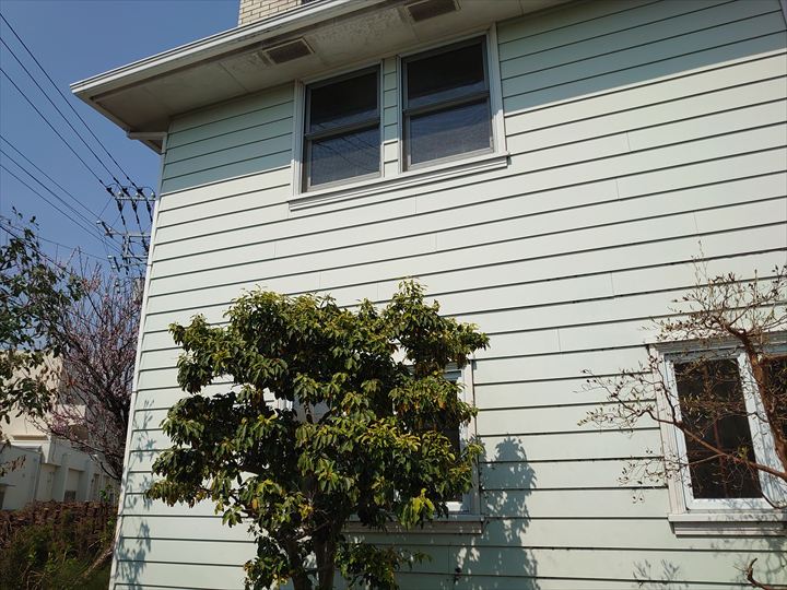 建物外観と二階窓
