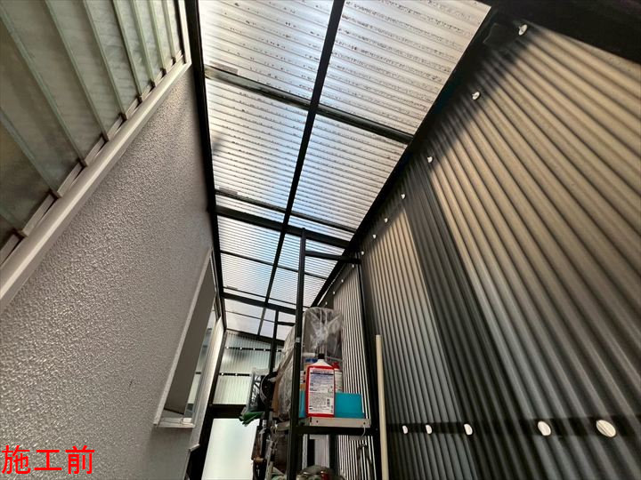 通路上の劣化した波板屋根