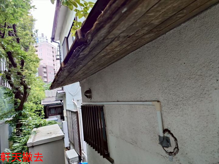 軒天撤去後の庇裏