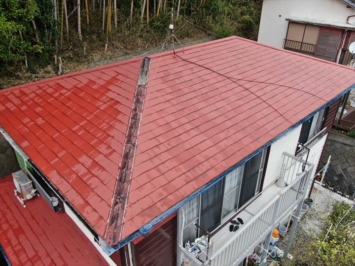 横浜市港北区で棟板金交換のため調査、強風で隅棟が飛散し貫板が露出した屋根の状態