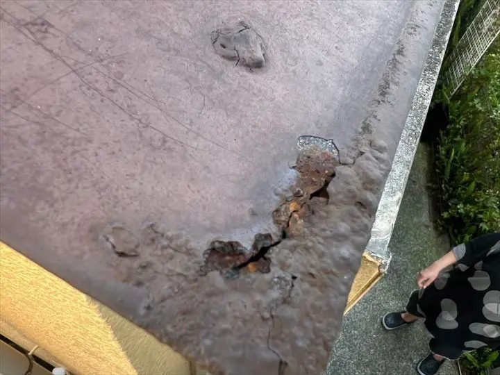 金属部材の錆による穴あき