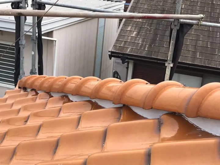 瓦屋根の部根部分に施工された漆喰