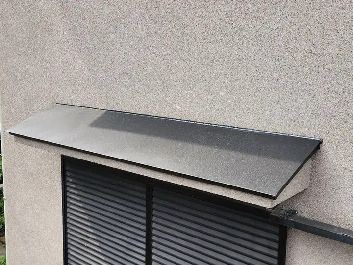 窓の上の庇屋根