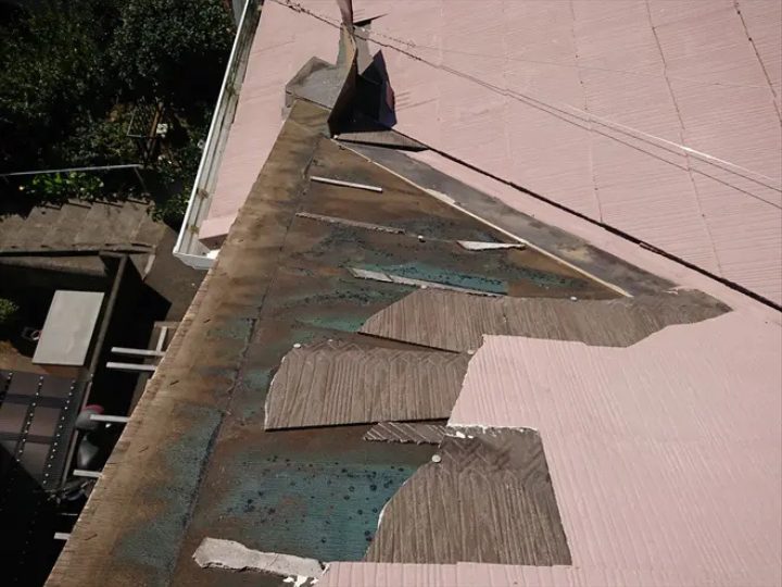 損傷した屋根