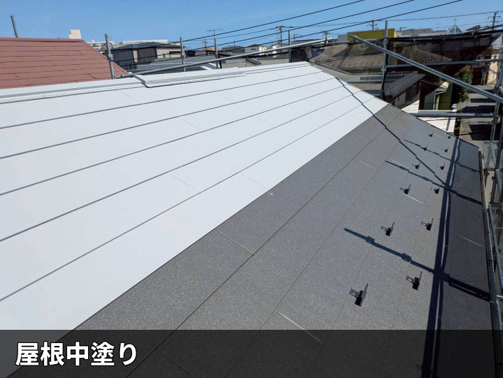 屋根中塗りの状況