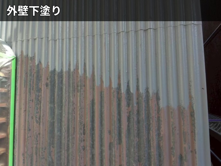 外壁の下塗り作業
