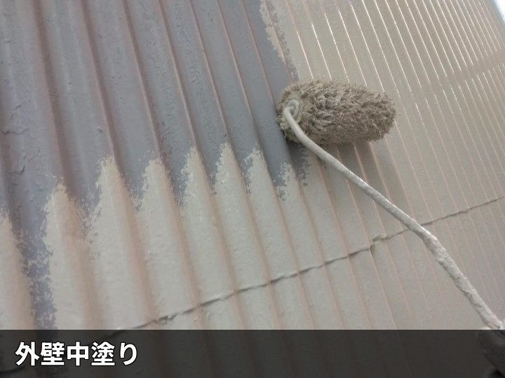 外壁の中塗り作業