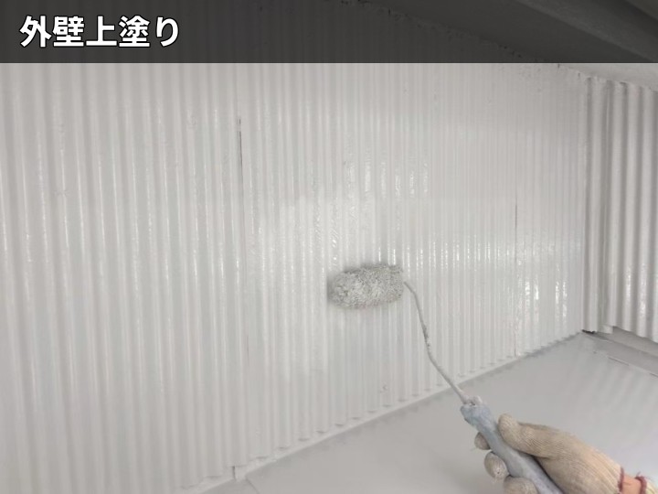 外壁の上塗り作業