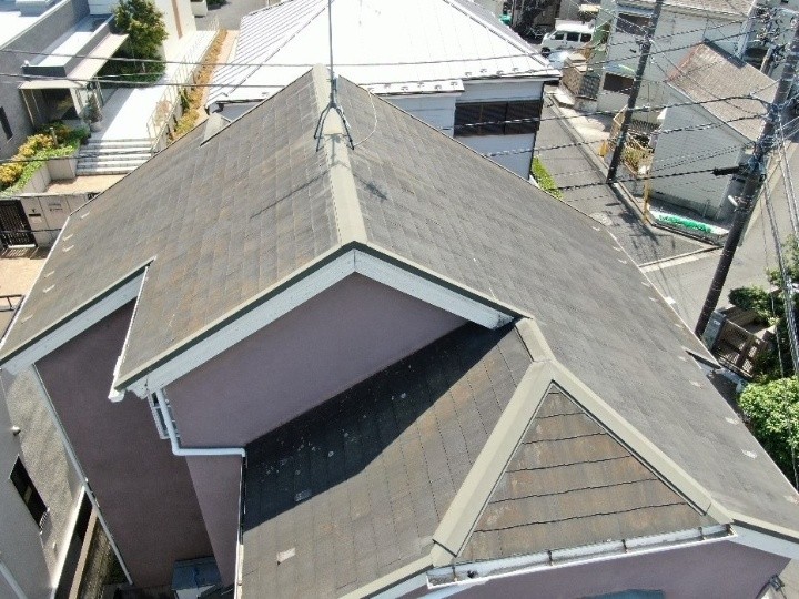 全体が色あせたスレート屋根