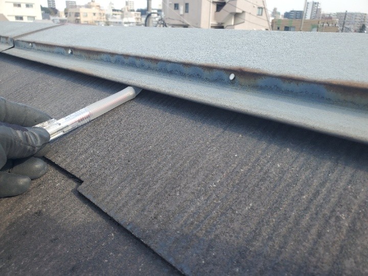 浮いた棟板金の隙間