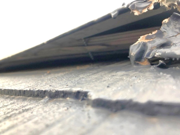 棟板金下の隙間内部