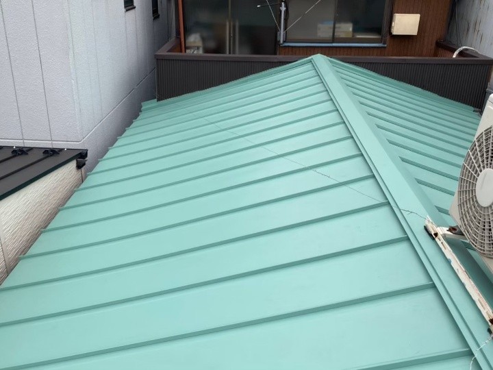 雨漏りした波板トタン屋根をアールロック屋根へカバー工事して防水性回復