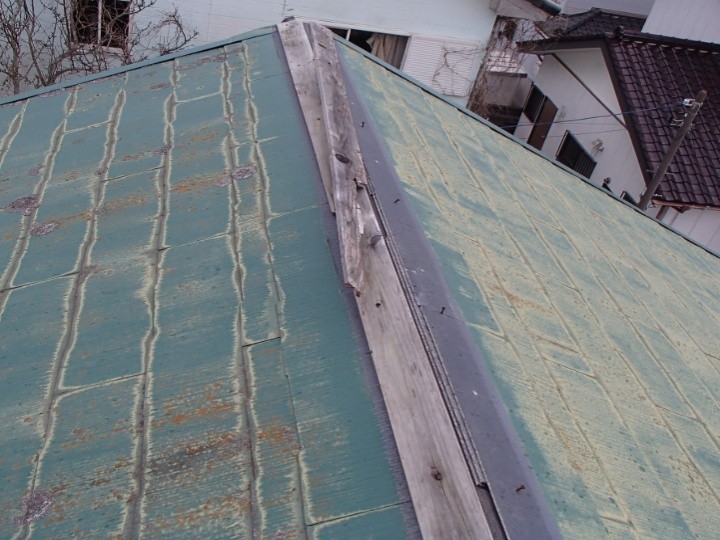 飛散した棟板金の屋根