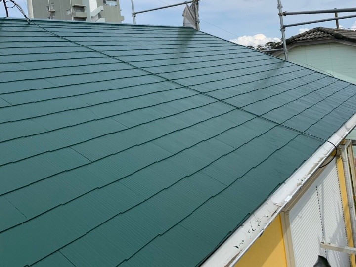 強風で損傷した棟板金とスレート屋根に棟板金交換と屋根塗装工事を行いメンテナンス