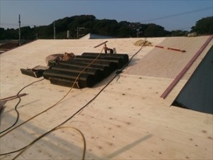 葉山町、野地板の後は防水紙