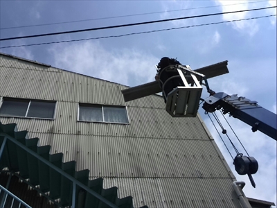 金沢区の大波スレート補修工事　高所作業車