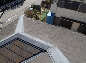 横浜市旭区にてコロニアル劣化により金属屋根カバーご提案