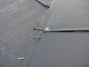 屋根｜棟板金の浮き・飛散・剥離【早めの点検を!】｜横浜市瀬谷区