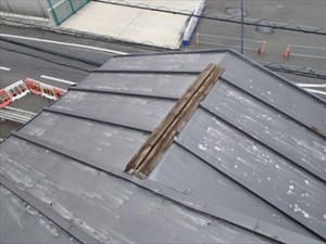 瓦棒屋根【棟板金の飛散!】即日現地調査で格安お見積り！横浜市戸塚区