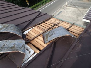 台風被害!　瓦棒屋根めくり上げ!!　素早く安心火災保険修理　お見積り依頼　都筑区