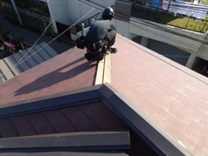 横浜市保土ケ谷区｜スレート屋根の屋根材飛散点検｜棟板金ビスの浮き