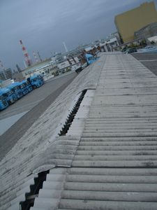 横浜　倉庫　棟飛散.jpg