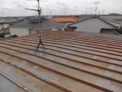 横浜市金沢区で廃材処分費節約の屋根カバー工事