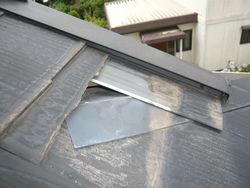 横浜市緑区にてスレート屋根の割れ