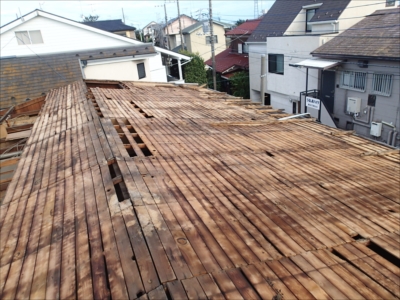 【瓦棒屋根全壊！】近くの道路にまで飛んで交通遮断。菊名