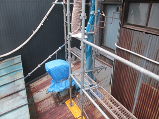 足場の確認です｜瓦からエコグラーニへ葺き替えます！｜東京都港区
