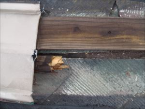 横浜市｜樹脂製芯木を使って棟板金交換