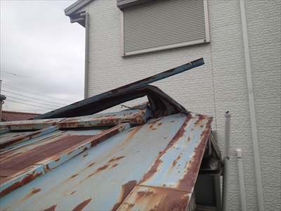 屋根雨漏り｜屋根工事|瓦棒屋根台風被害でめくれ上がり|横浜市　鶴見区